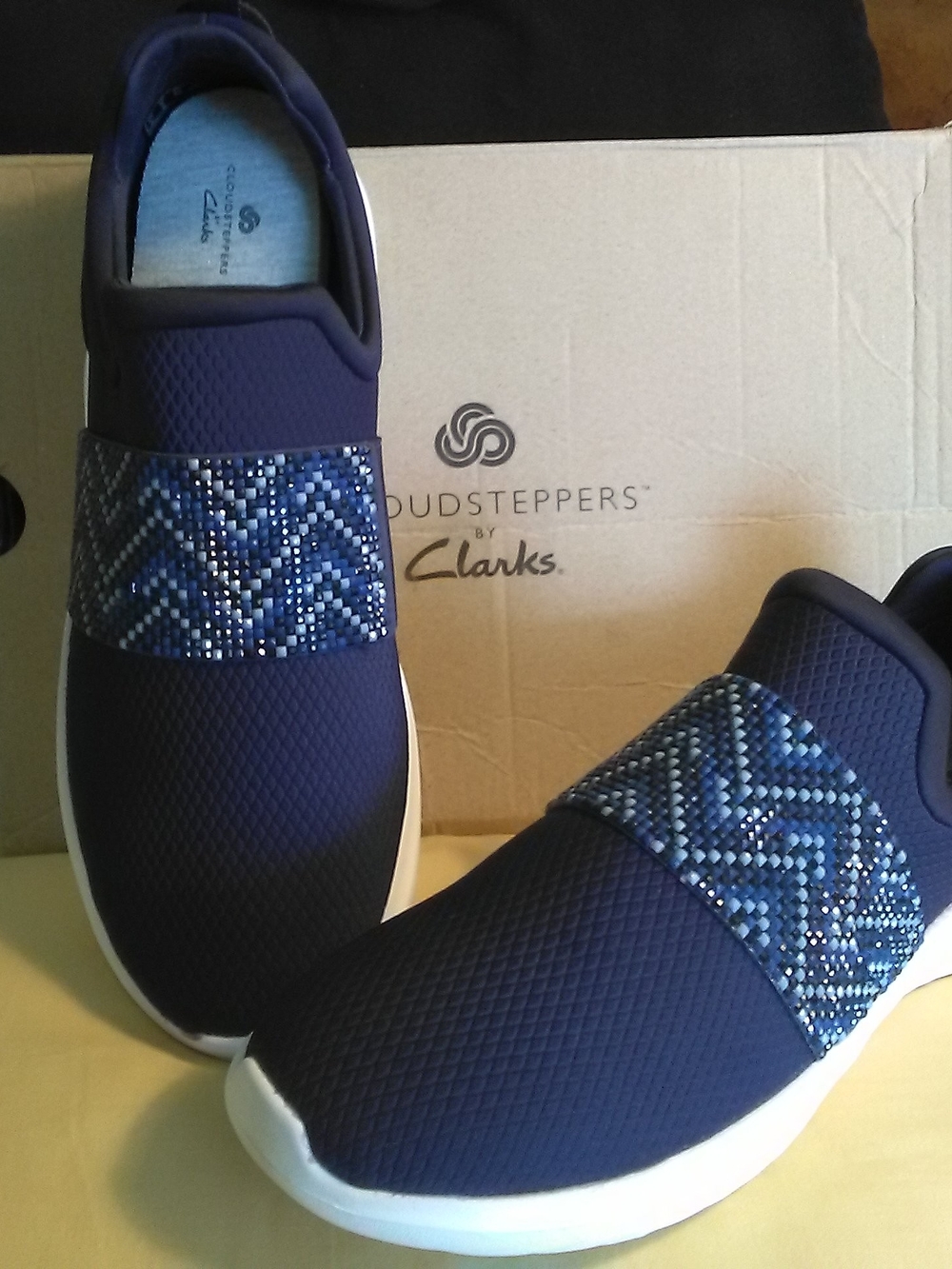 NIB Clarks Slip-On Sneakers in Navy W/ White Sole "CLOUDSTEPPERS*  SZ 9